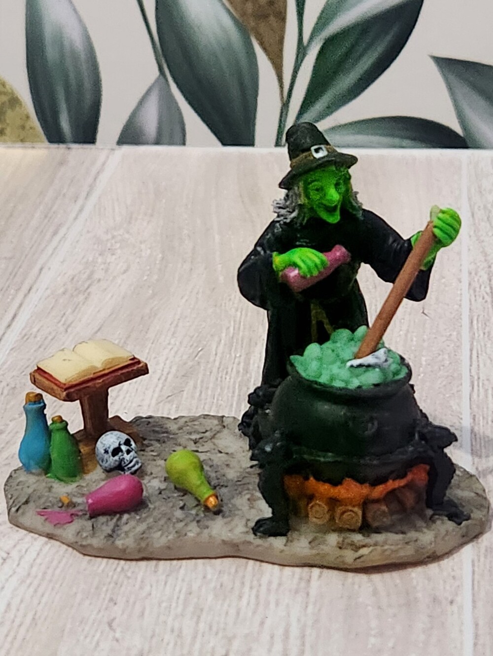 Lemax Spooky Town Green Witch Brewing Potion Cauldron Halloween Figurine